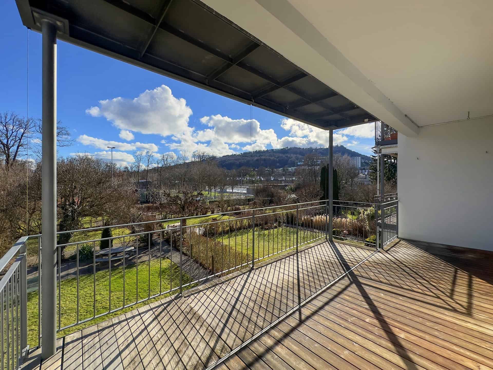 Überdachter Balkon mit Aussicht