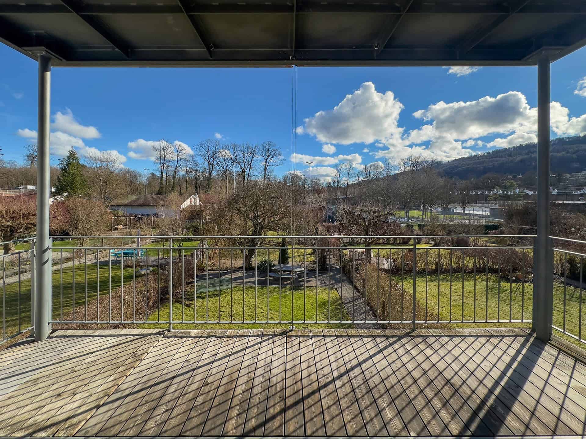 Balkon mit weitem Landschaftsblick