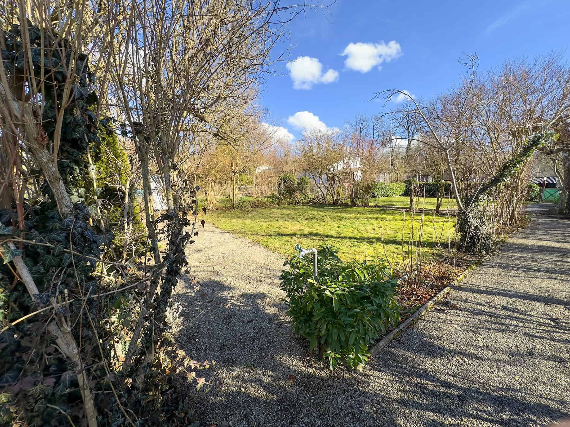Gartenanlage mit Wegen und Rasen