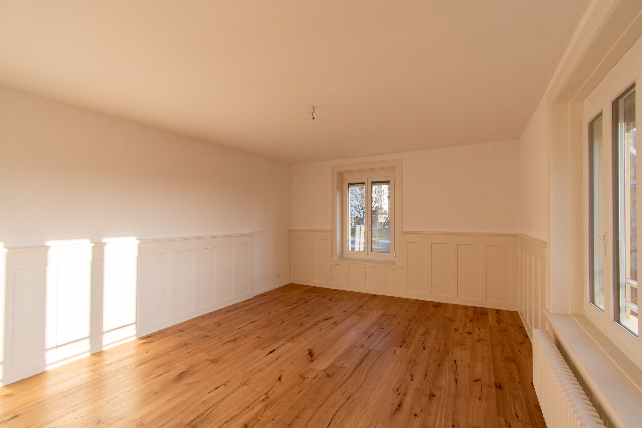 Heller leerer Raum mit Holzboden