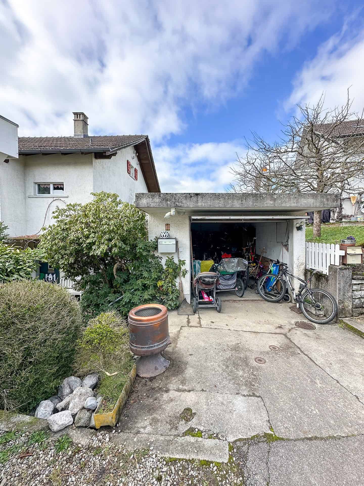 Außenansicht mit Garage und Zufahrt