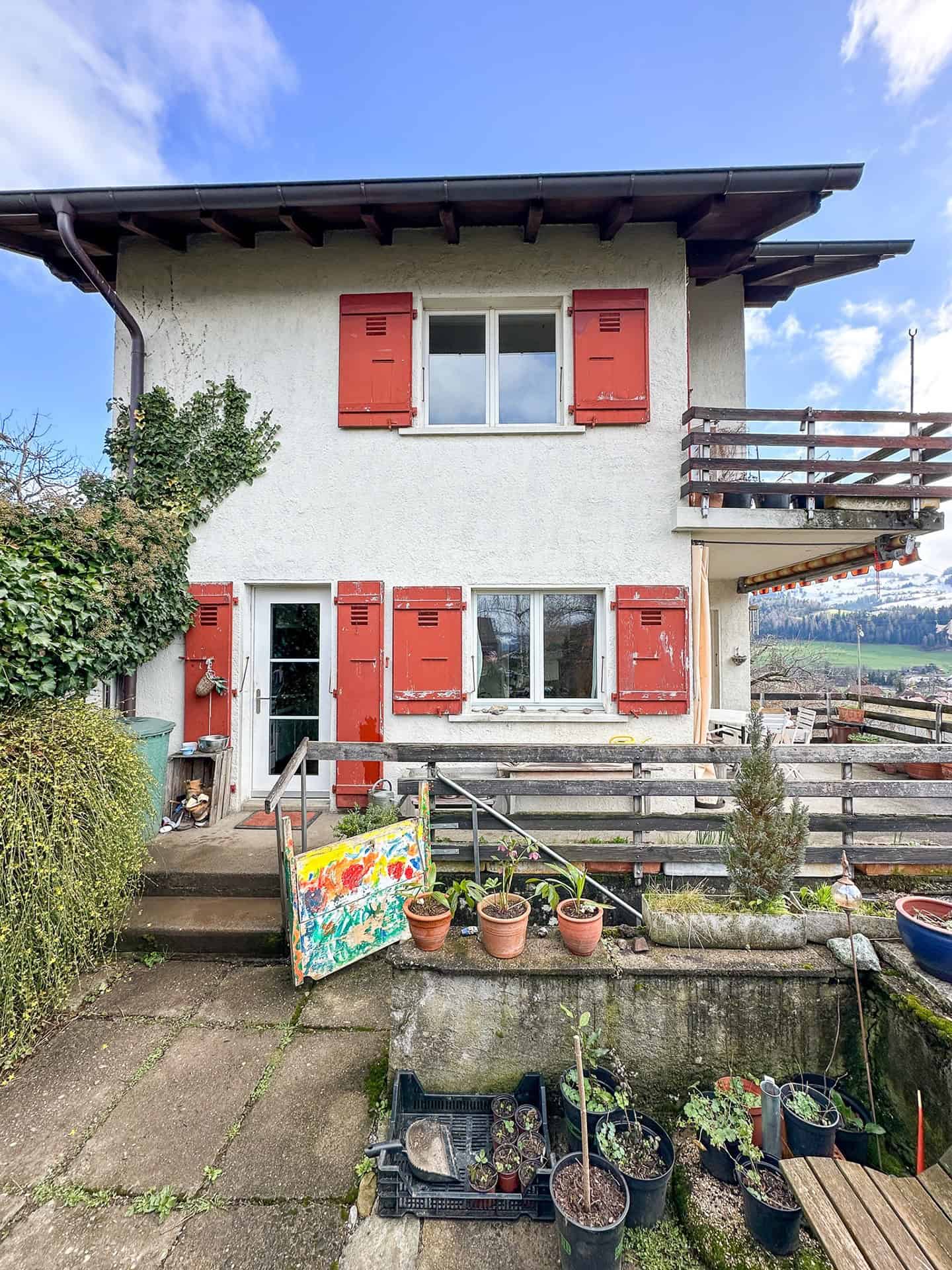 Hausansicht mit Balkon und Garten