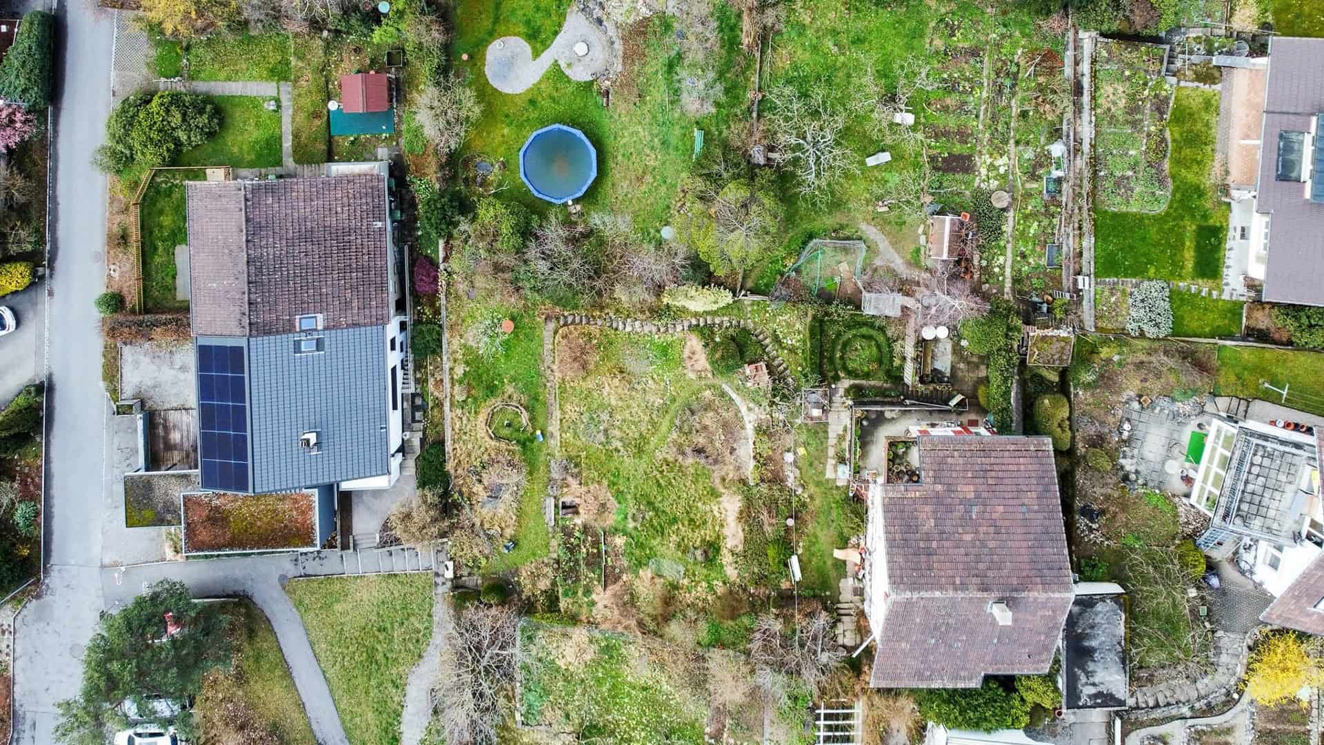Luftaufnahme eines großzügigen Gartengrundstücks mit Wohnhäusern