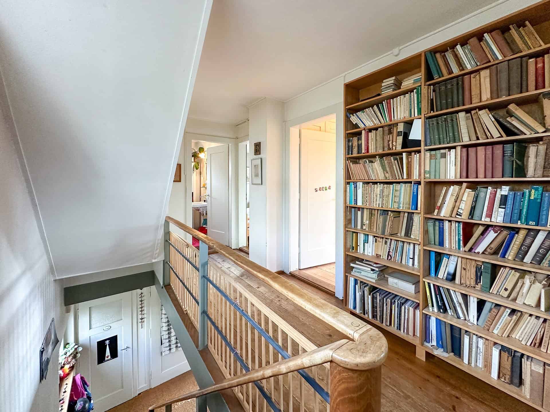 Galerie mit Bücherregal