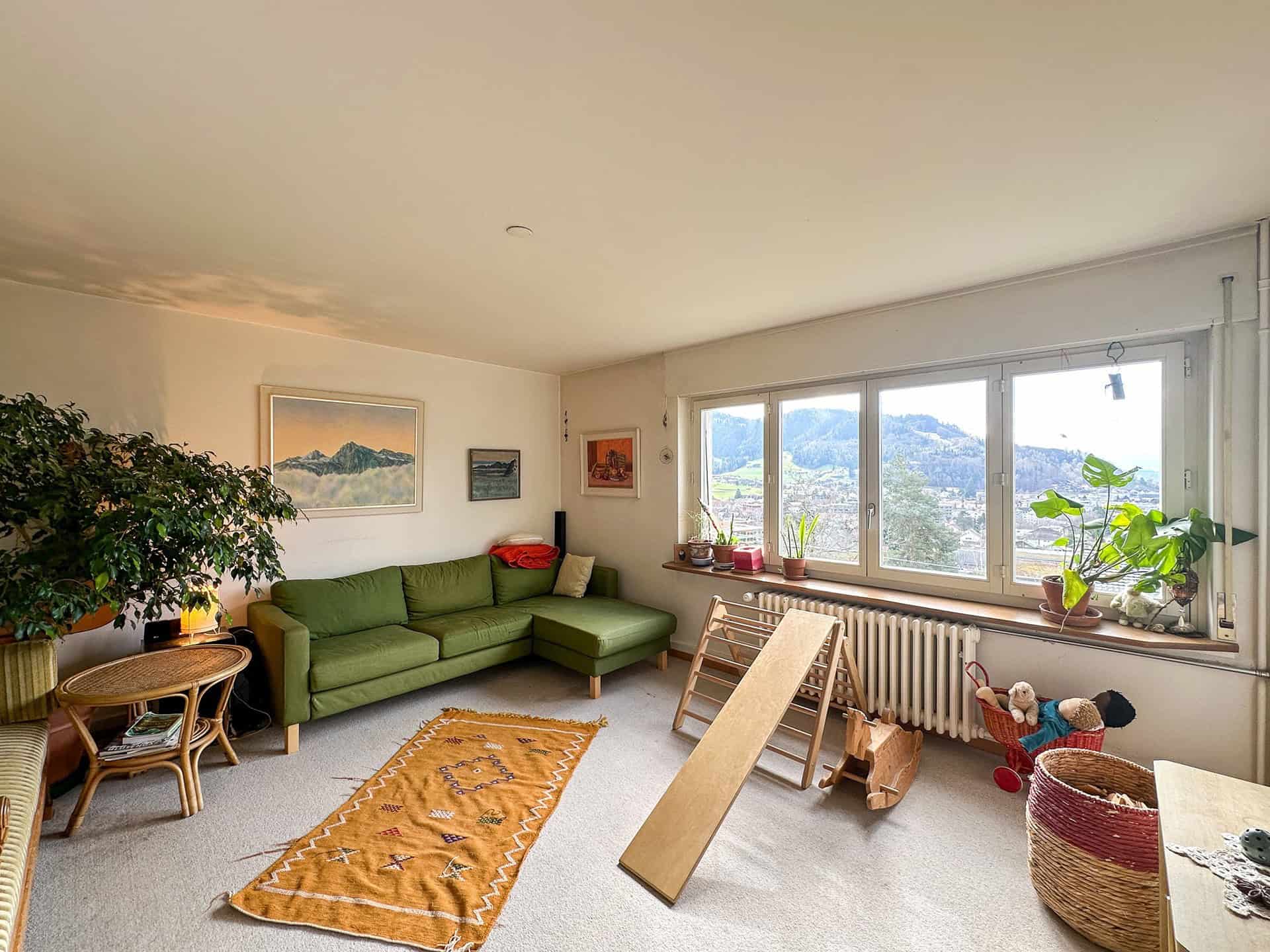 Helles Wohnzimmer mit Bergblick