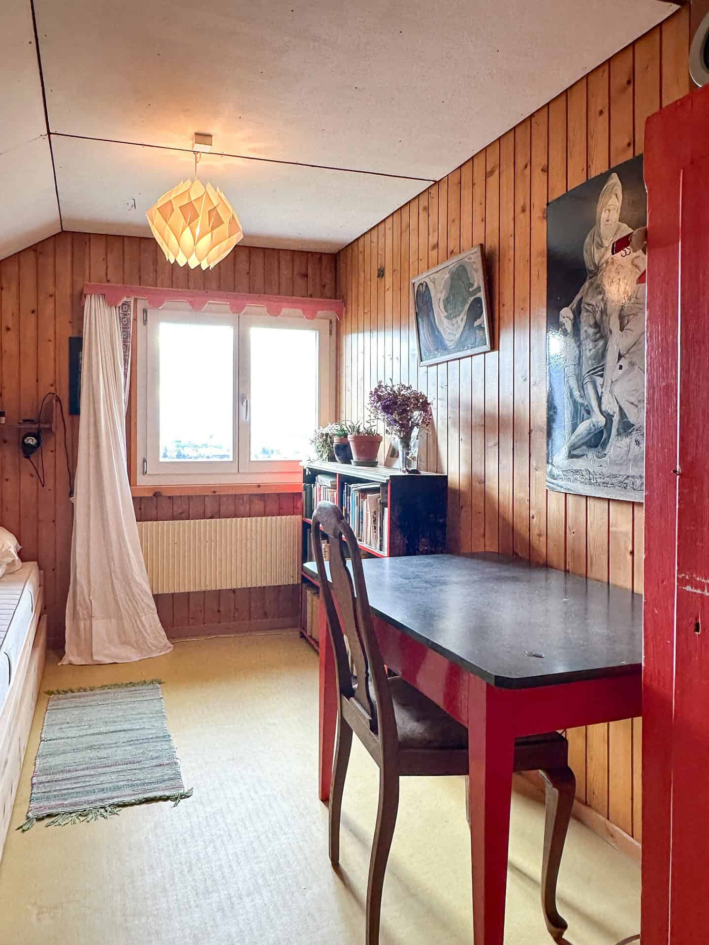 Gemütliches Arbeitszimmer mit Holzvertäfelung