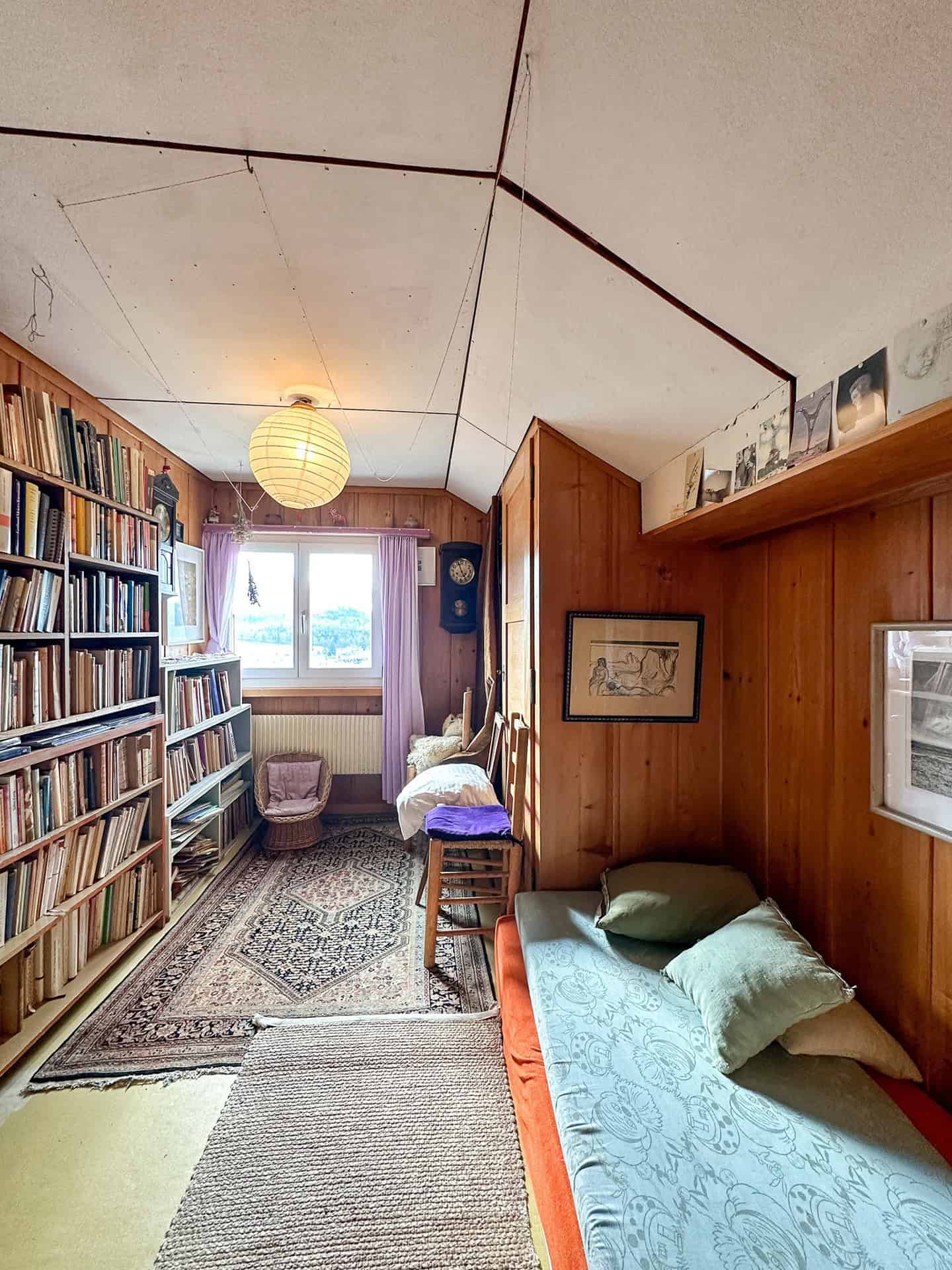 Gemütlicher Dachraum mit Bücherregalen