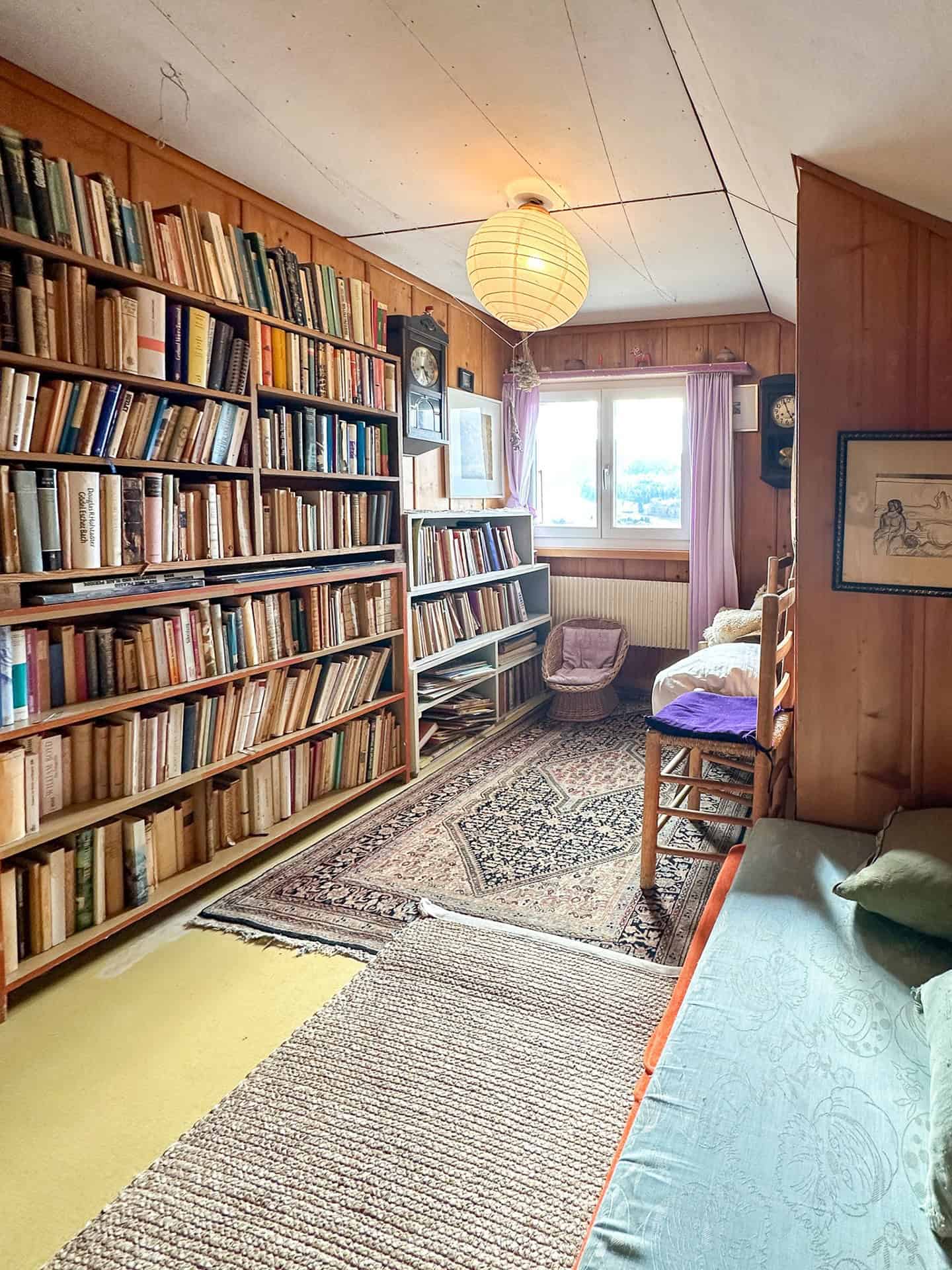 Gemütliches Bücherzimmer mit Fensterbank und Bett