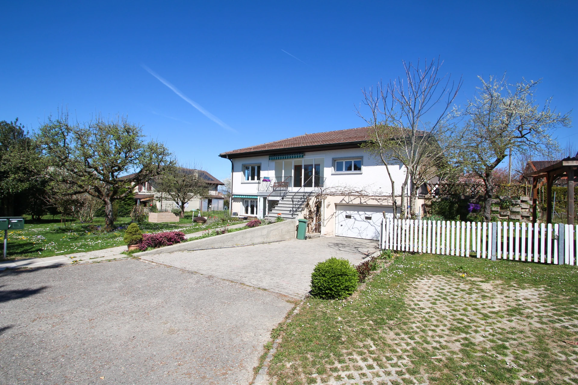 Einfamilienhaus mit Garten und Einfahrt