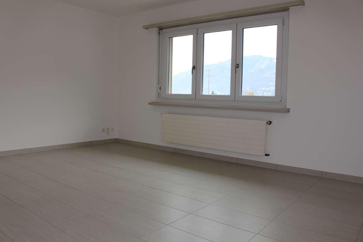 Leerer heller Raum mit Fenster und Heizkörper