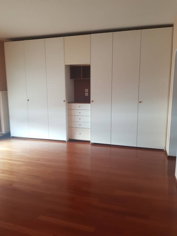 Schlafzimmer mit Einbauschrankwand