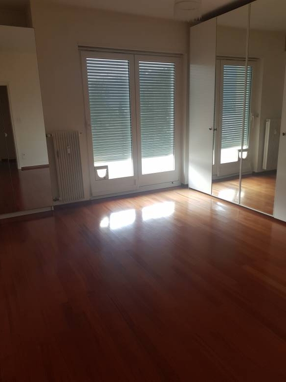 Helles Schlafzimmer mit Balkon-/Terrassentür und Einbauschränken