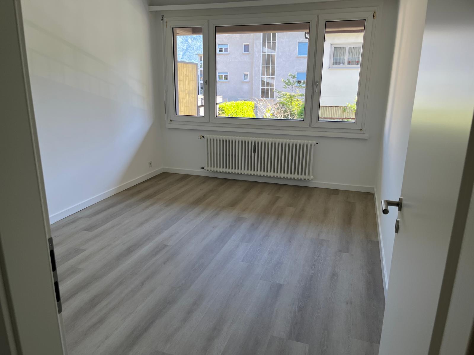 Heller leerer Raum mit großem Fenster