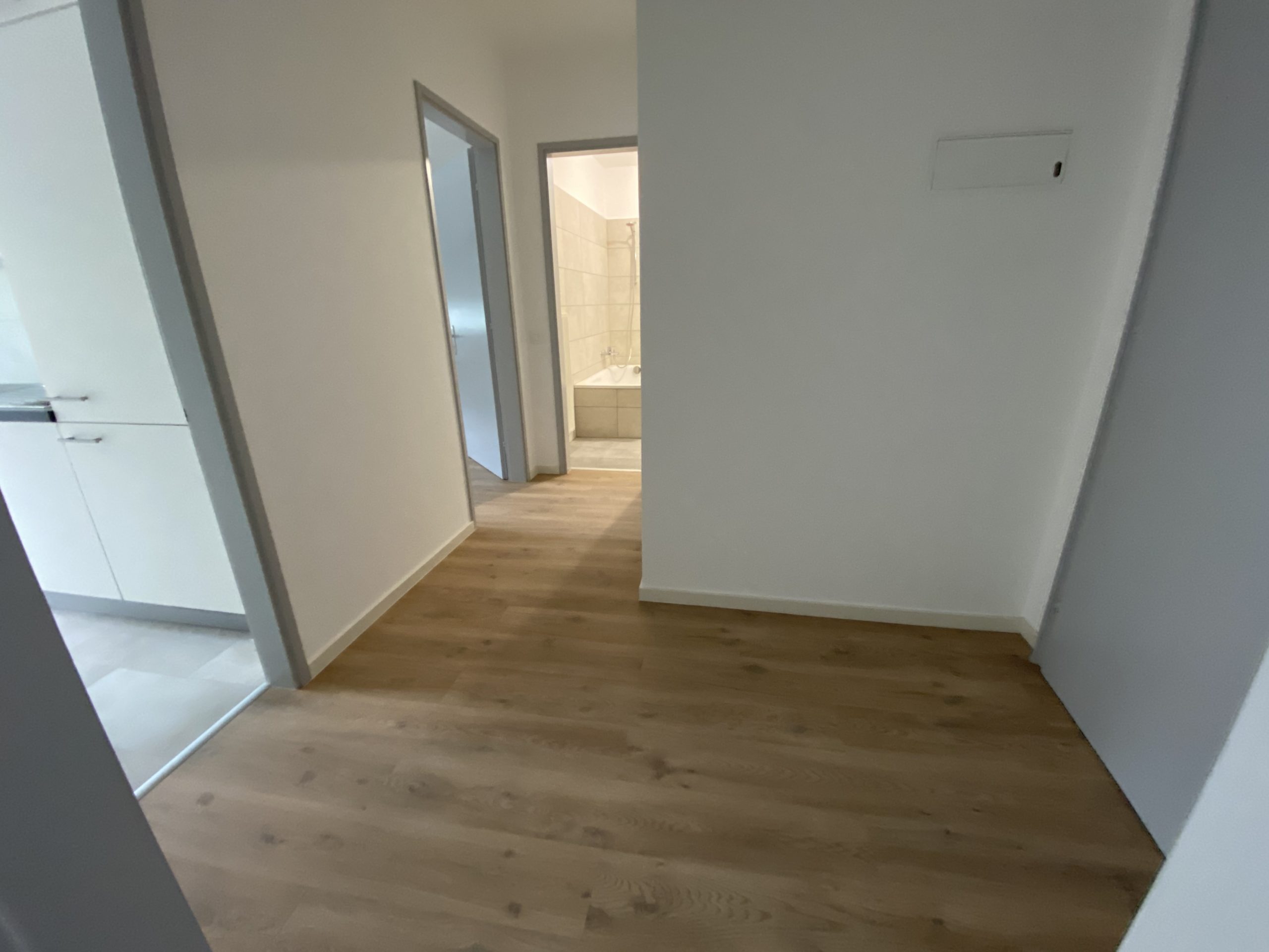 Heller Flur mit Blick ins Badezimmer