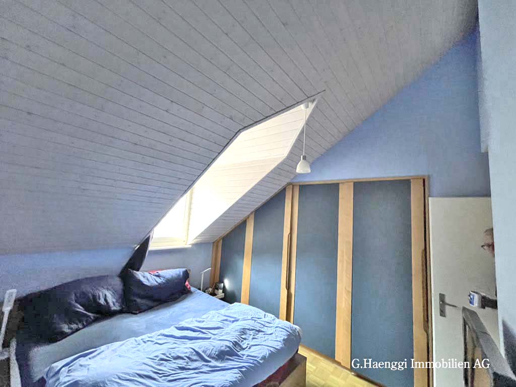 Dachgeschoss-Schlafzimmer mit Schrägdach