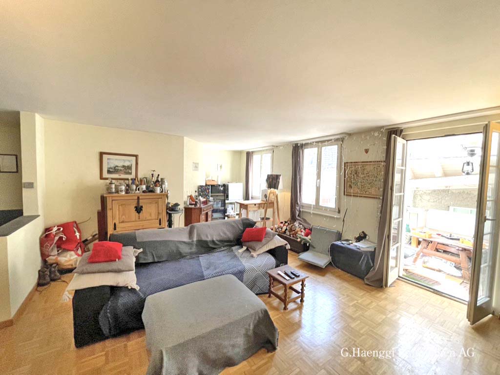 Wohnzimmer mit Balkonzugang