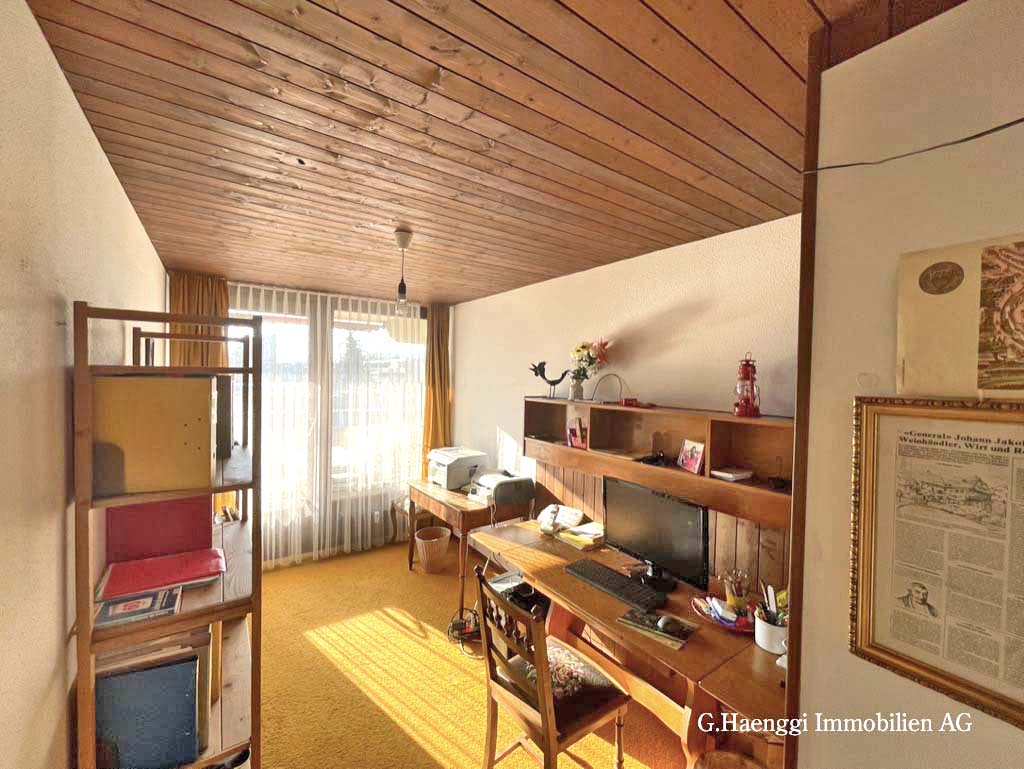 Arbeitszimmer mit Holzdecke