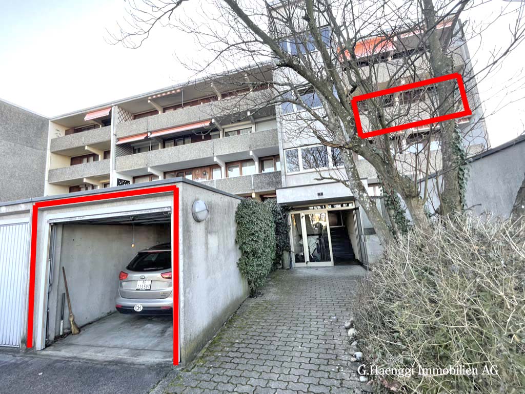 Mehrfamilienhaus mit Garage und Eingangsbereich