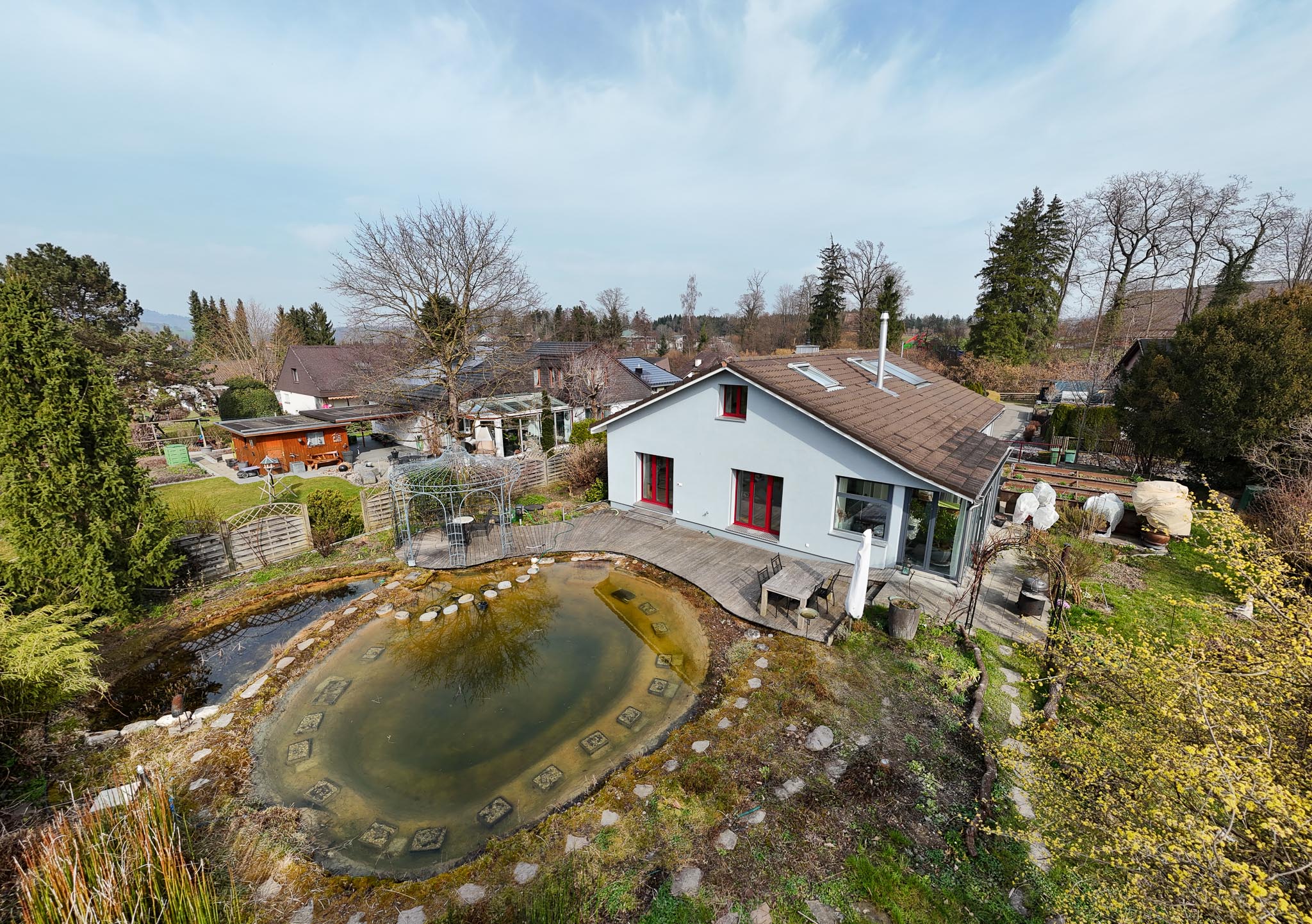 Wohnhaus mit großzügigem Garten und Teich