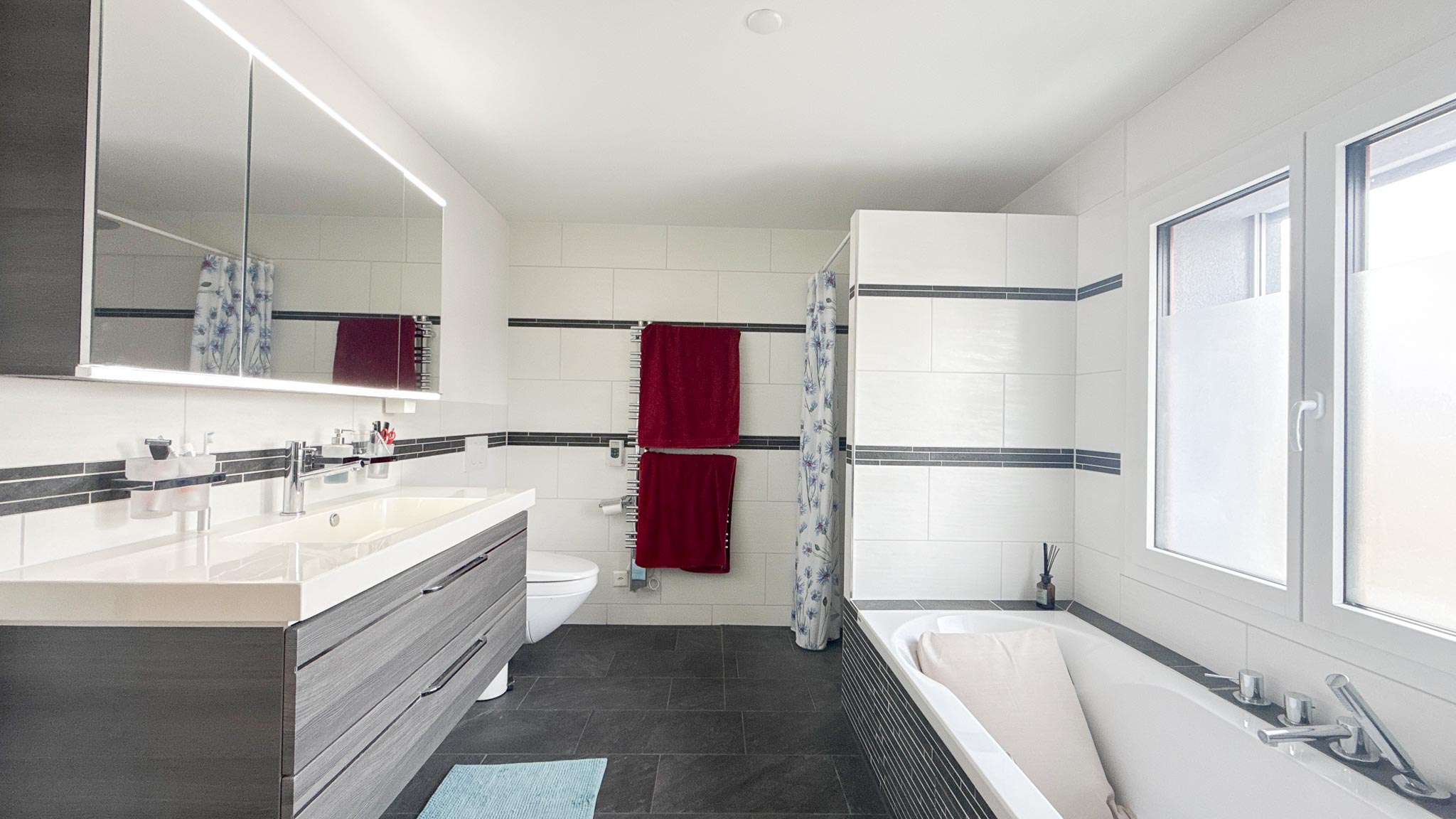Modernes Badezimmer mit Wanne und Dusche