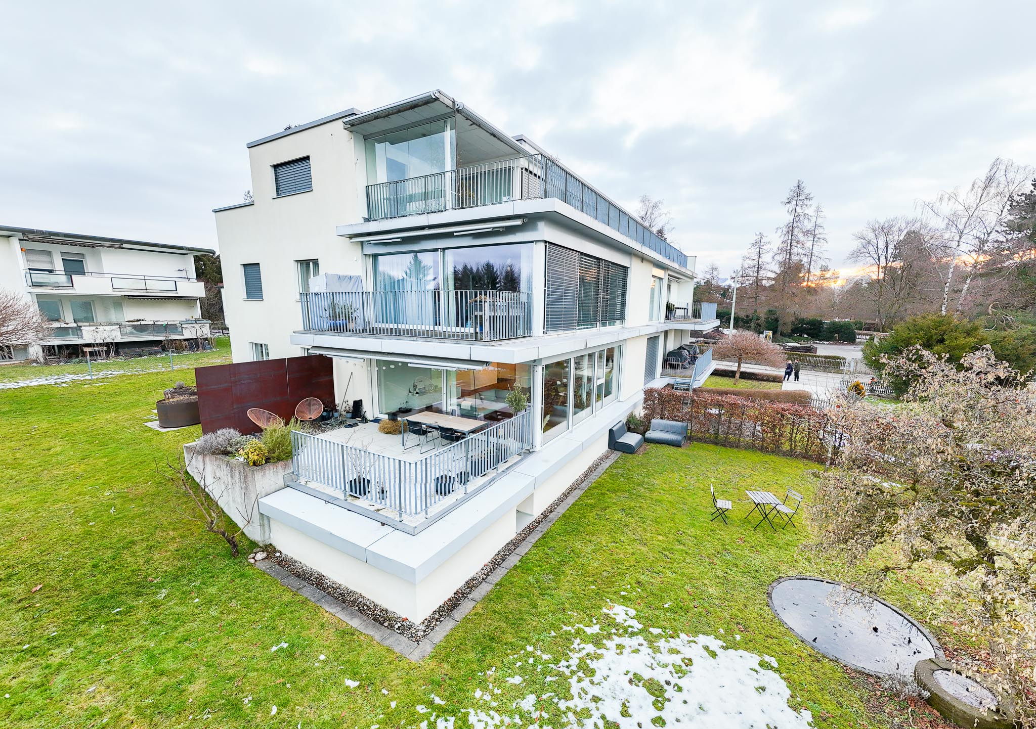 Modernes Mehrfamilienhaus mit Garten und Terrassen