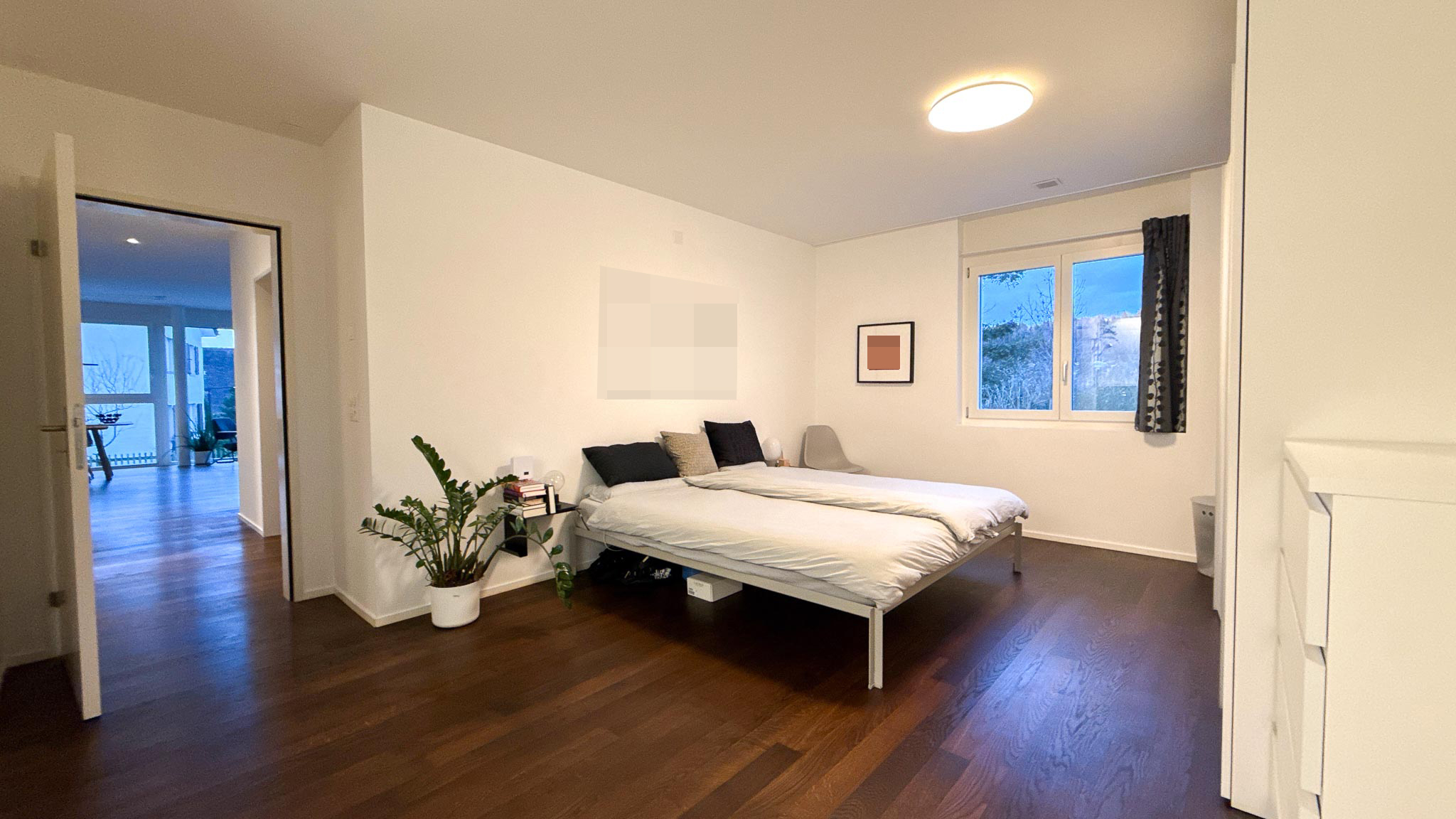 Helles Schlafzimmer mit Holzboden