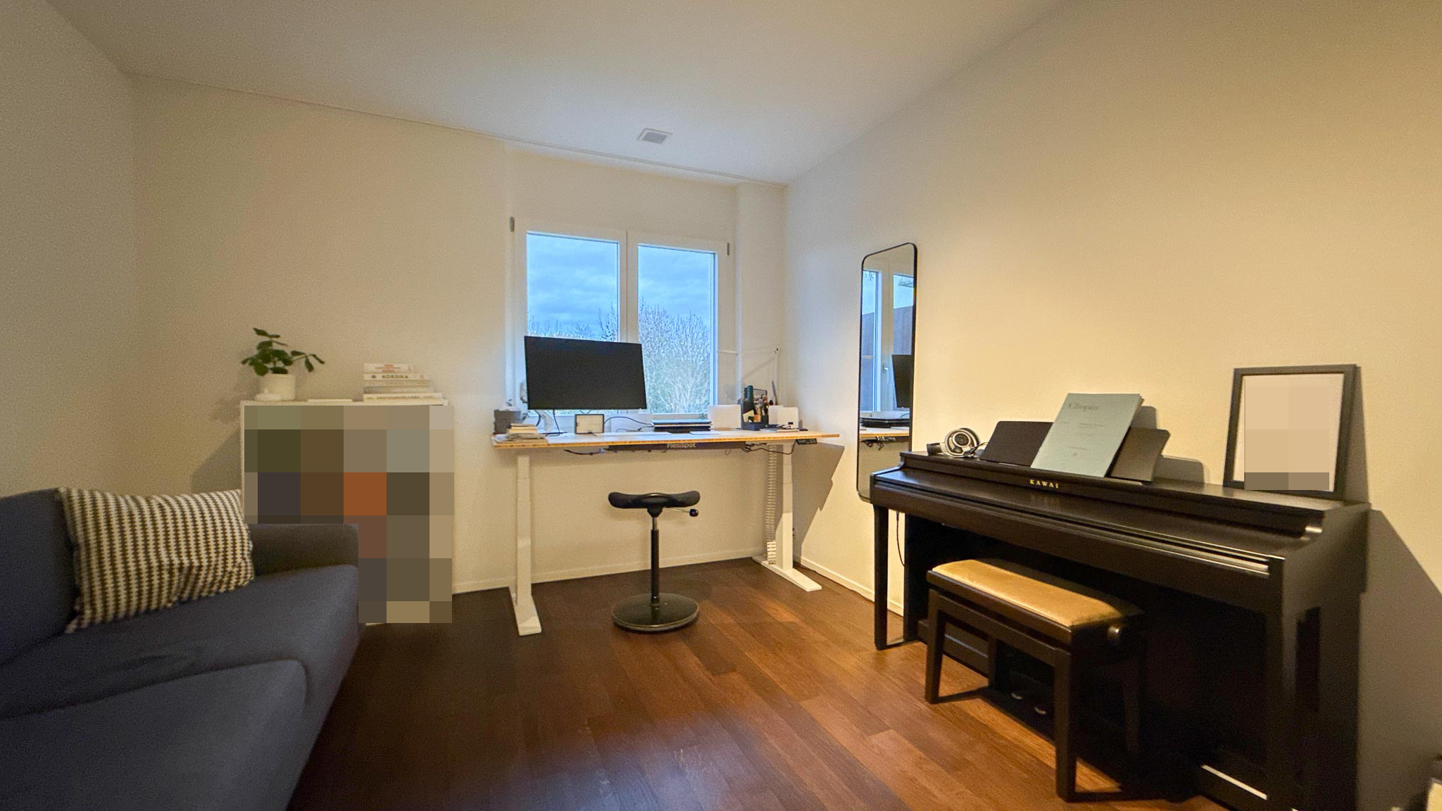 Arbeitszimmer mit Klavier und Schreibtisch