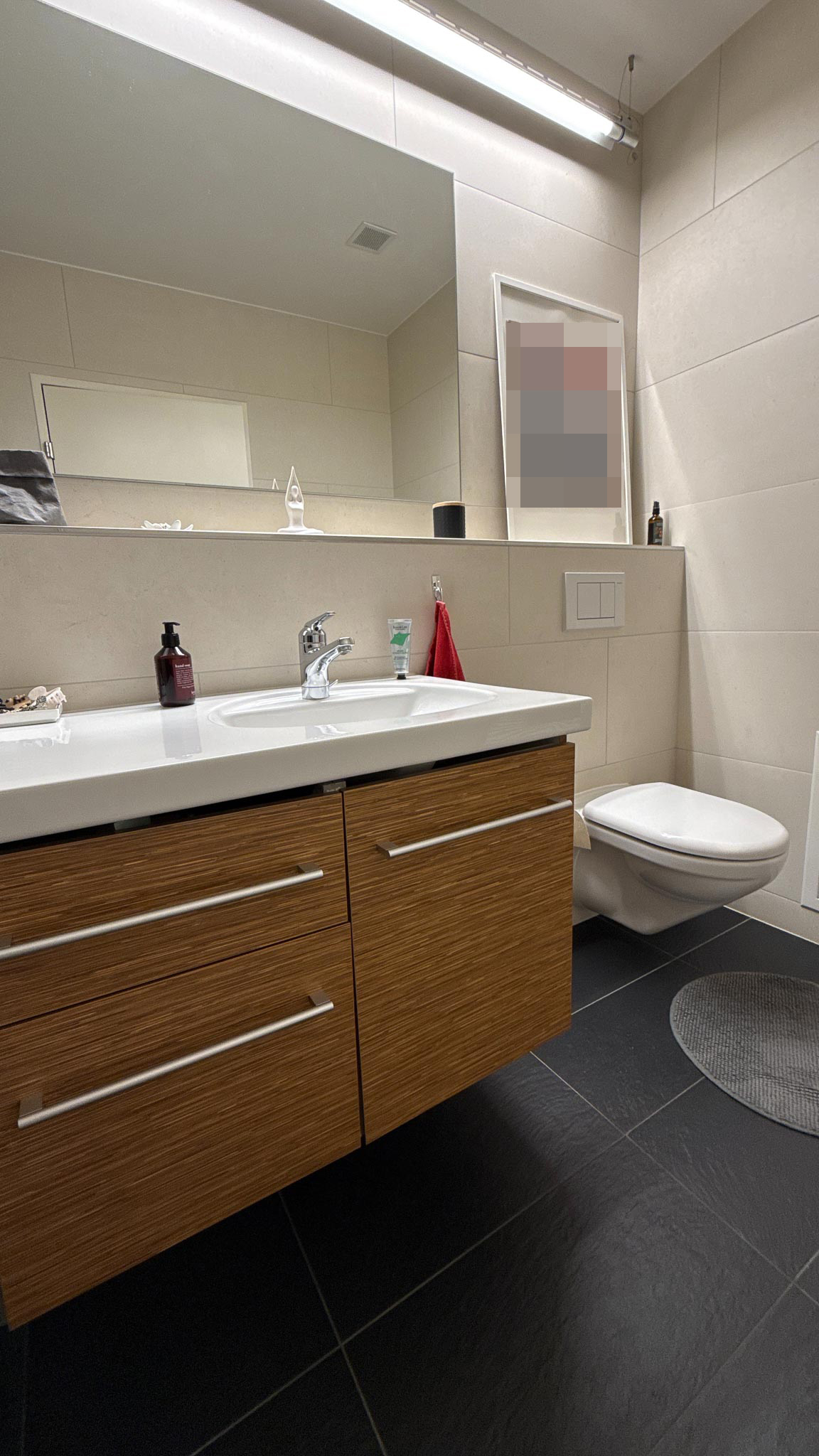 Modernes Gäste-WC mit Holzwaschtisch und Wand-WC