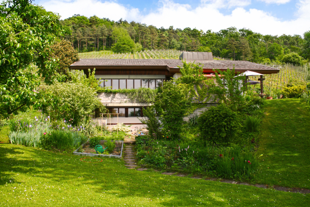 Haus mit großem Garten an einem grünen Hang