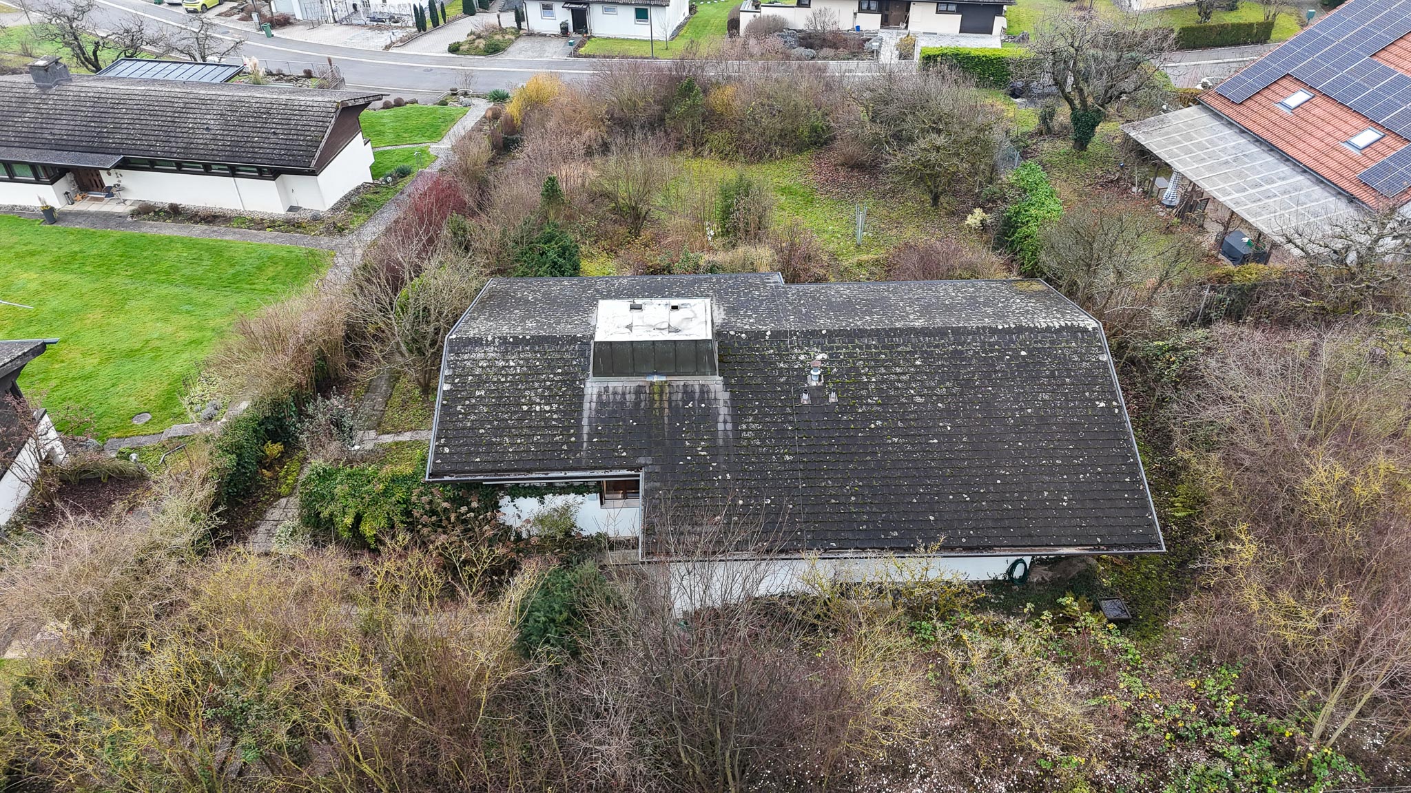Luftaufnahme eines Wohnhauses mit Garten