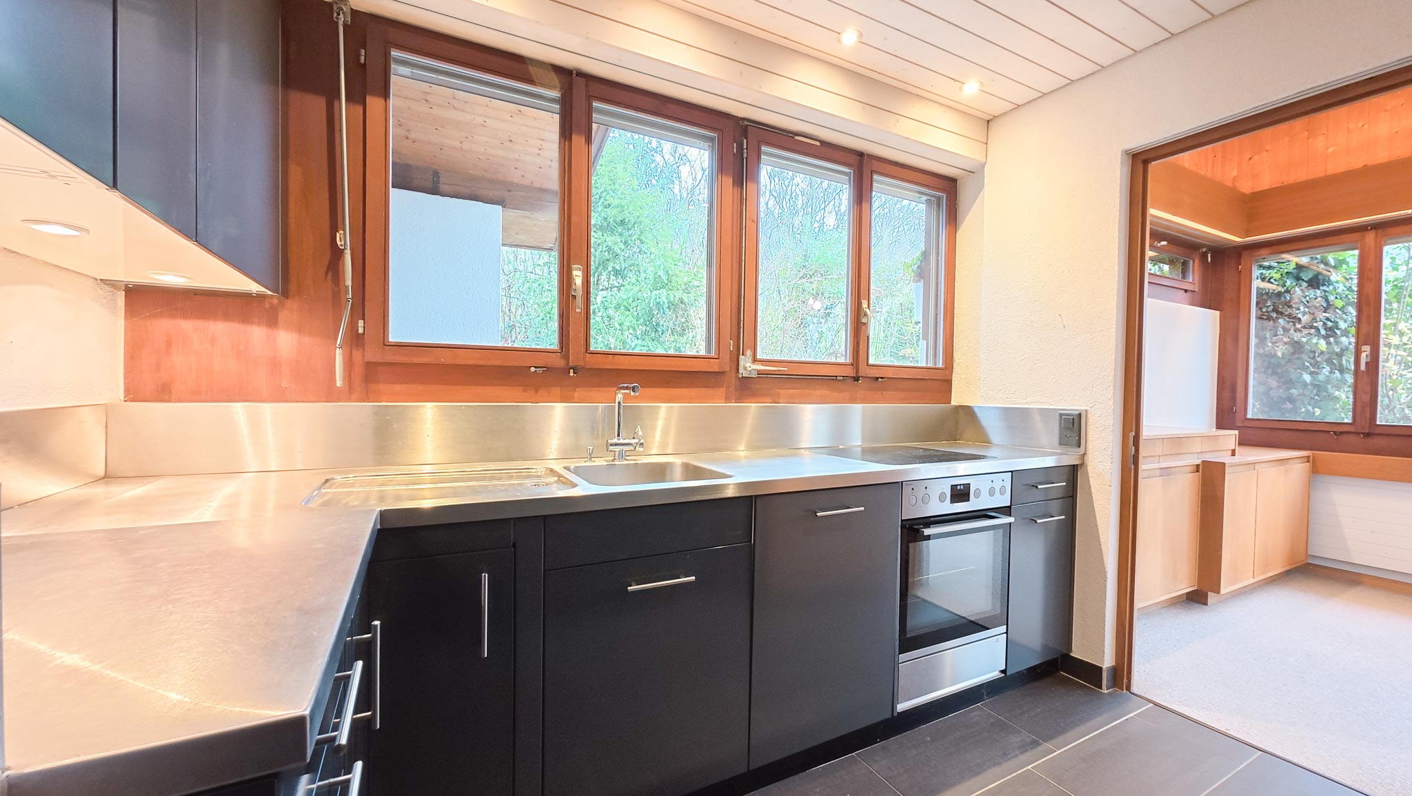 Moderne Küche mit großen Fenstern