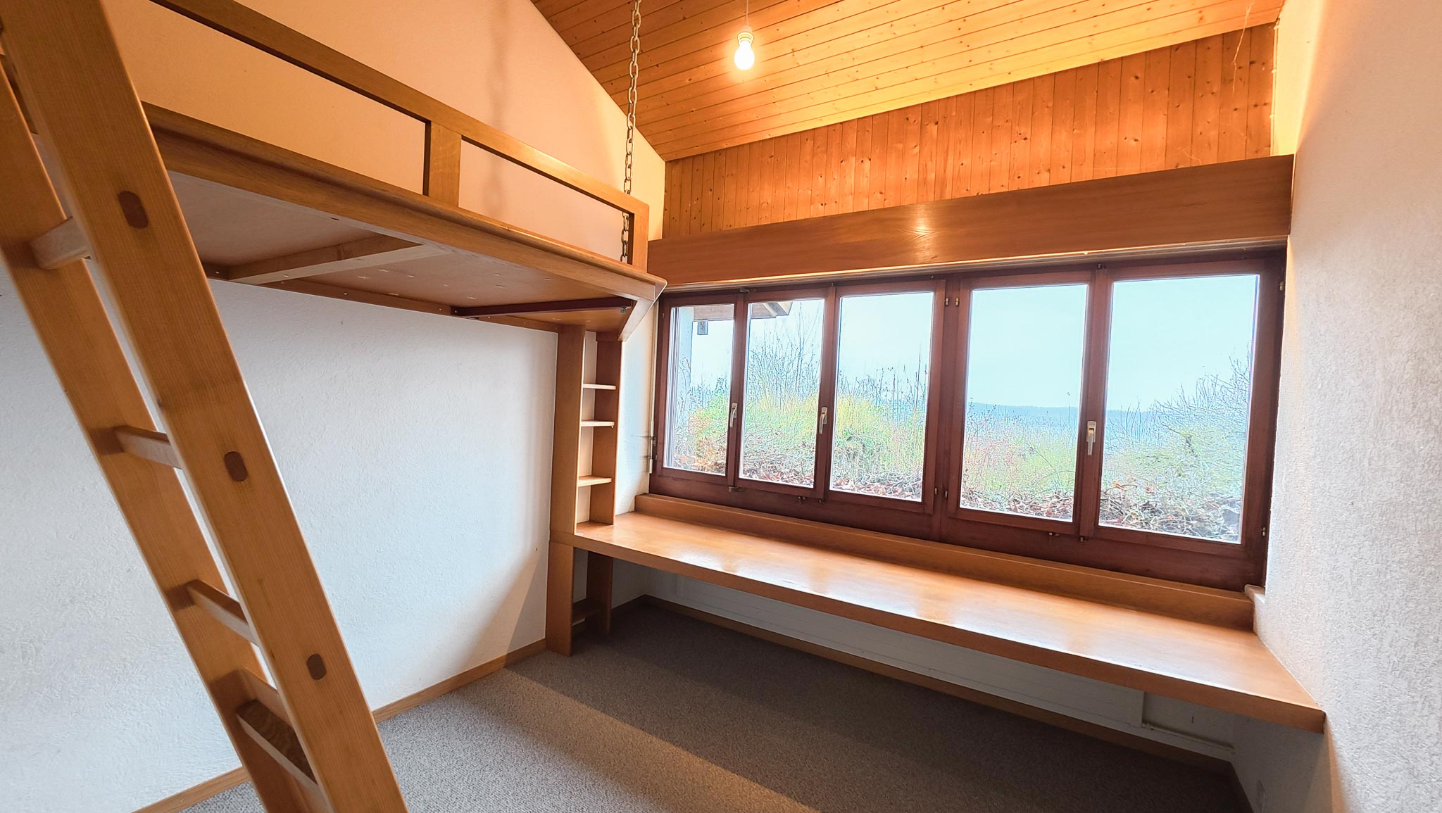 Schlafzimmer mit Hochbett und Fensterbank