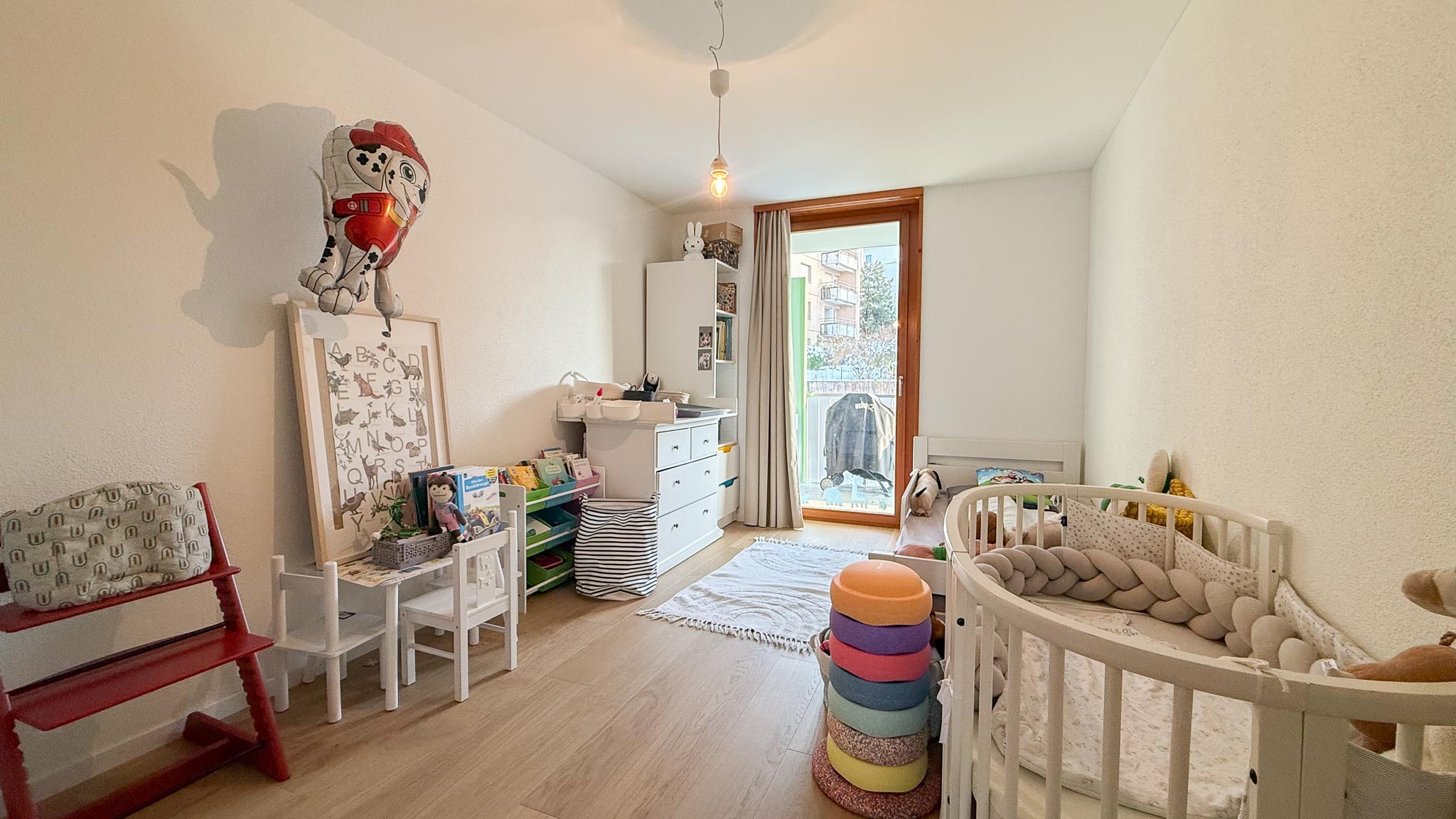 Kinderzimmer mit Balkonblick