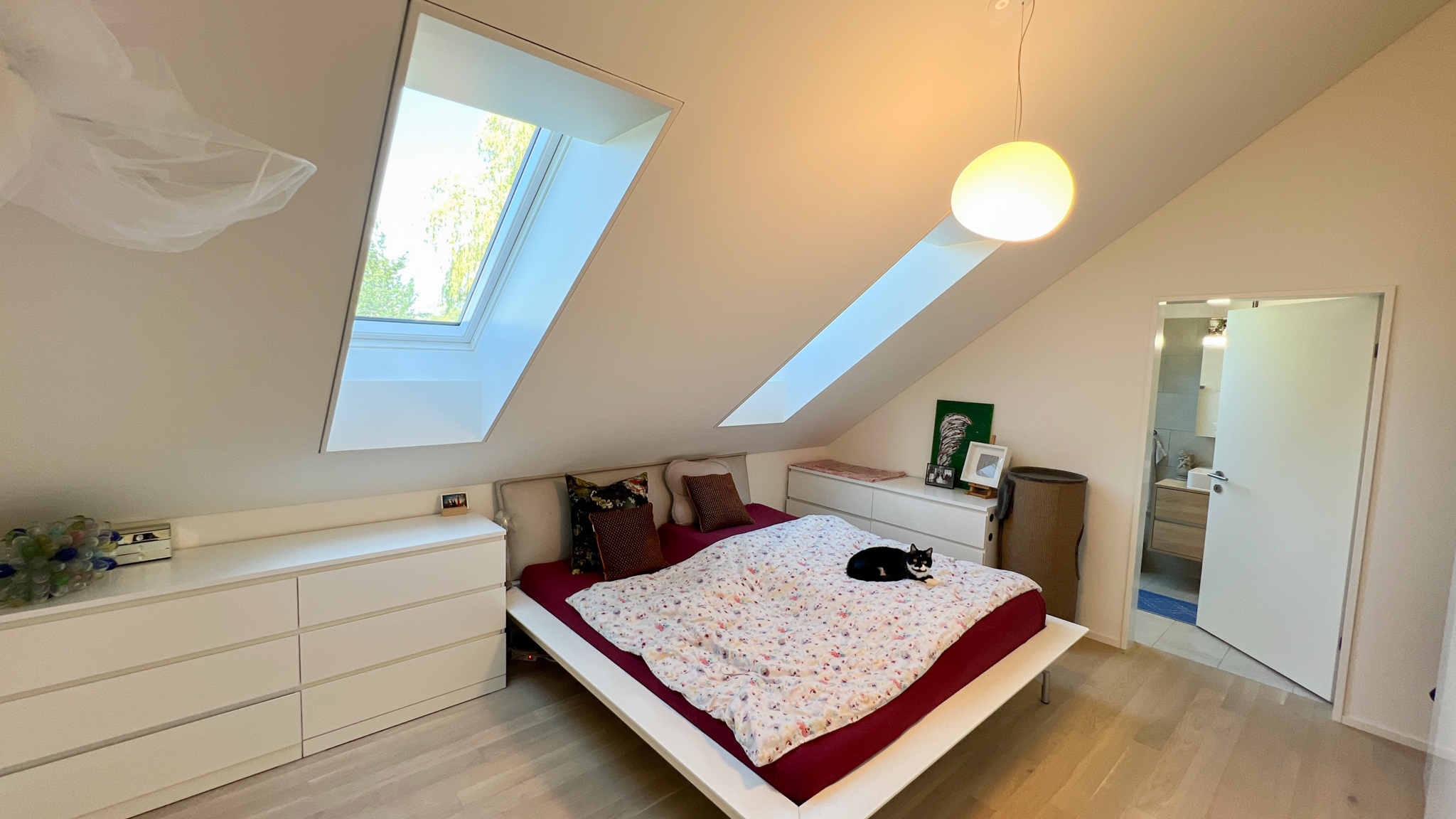 Dachgeschoss-Schlafzimmer mit Dachfenstern