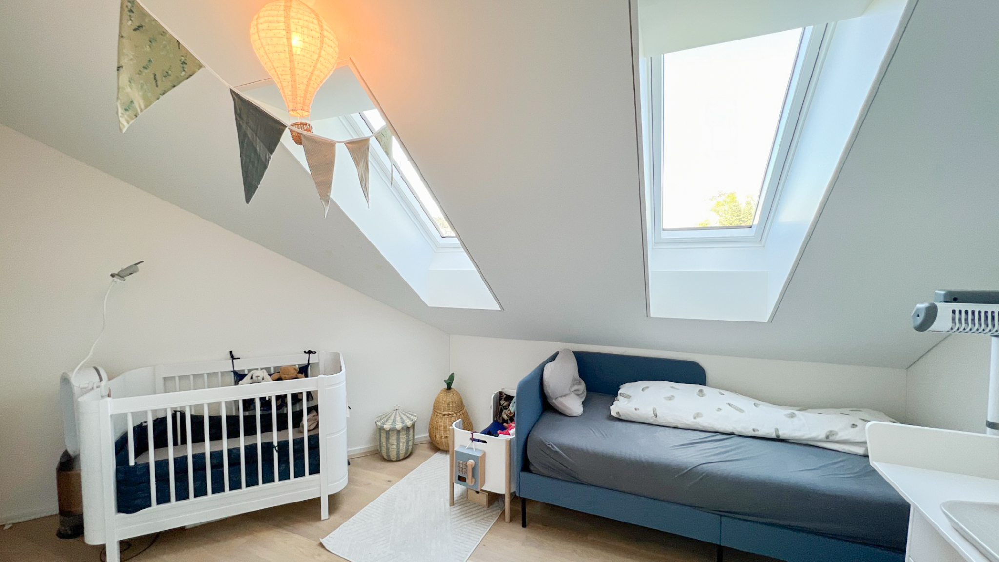 Dachgeschoss-Kinderzimmer mit zwei Dachfenstern