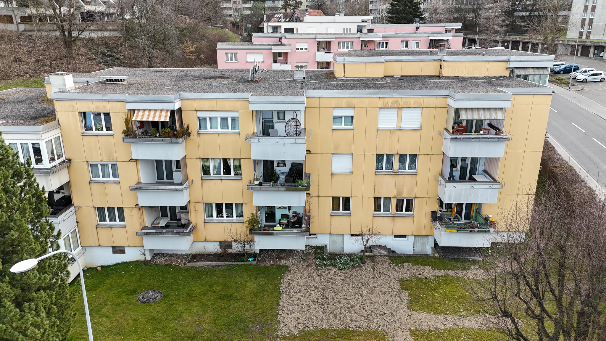 Mehrfamilienhaus mit Balkonen