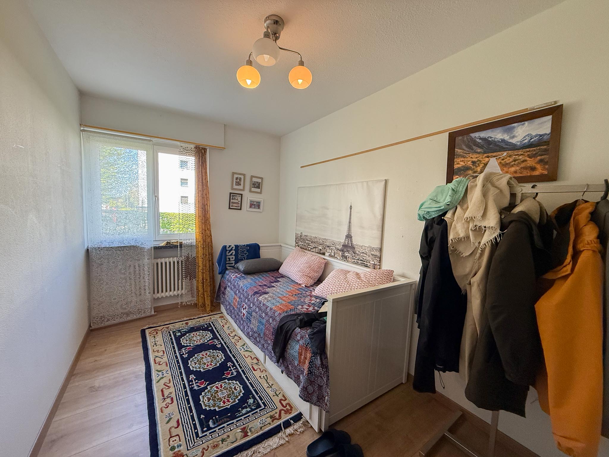 Kleines Schlafzimmer mit Einzelbett