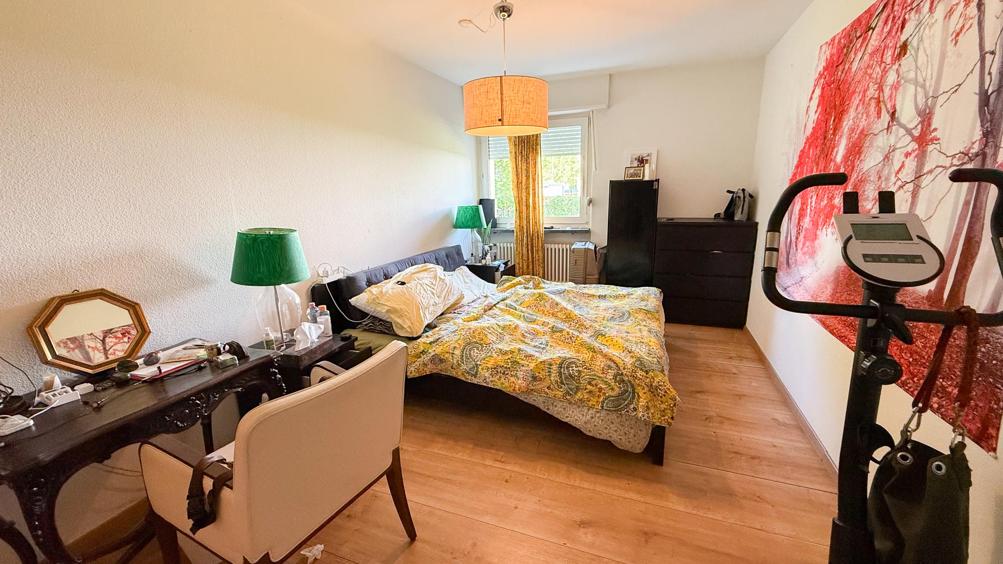 Schlafzimmer mit Arbeitsplatz und Fitnessgerät