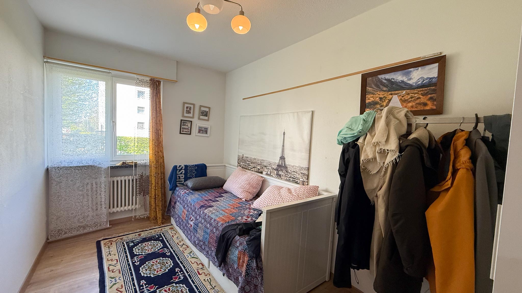Kleines Schlafzimmer mit Tageslicht