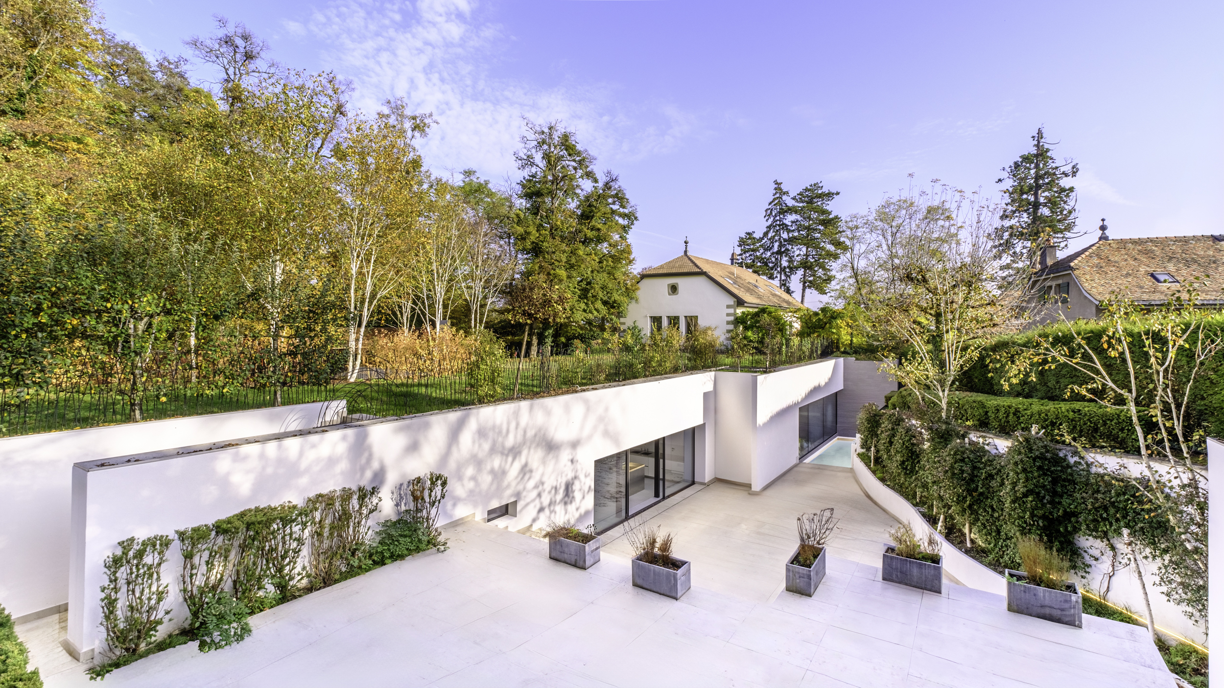 Moderne Dachterrasse mit Gartenblick