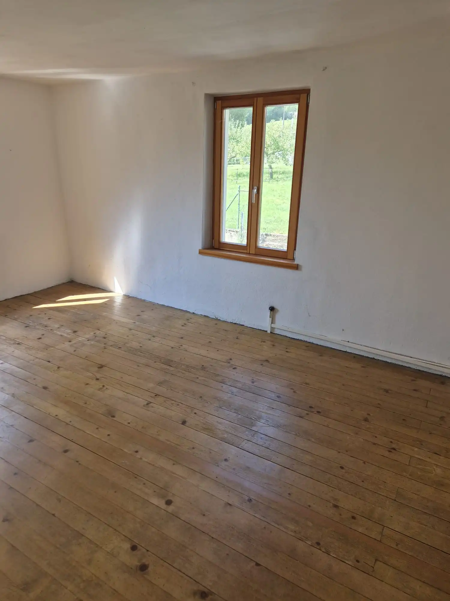 Leerer Raum mit Holzfenster