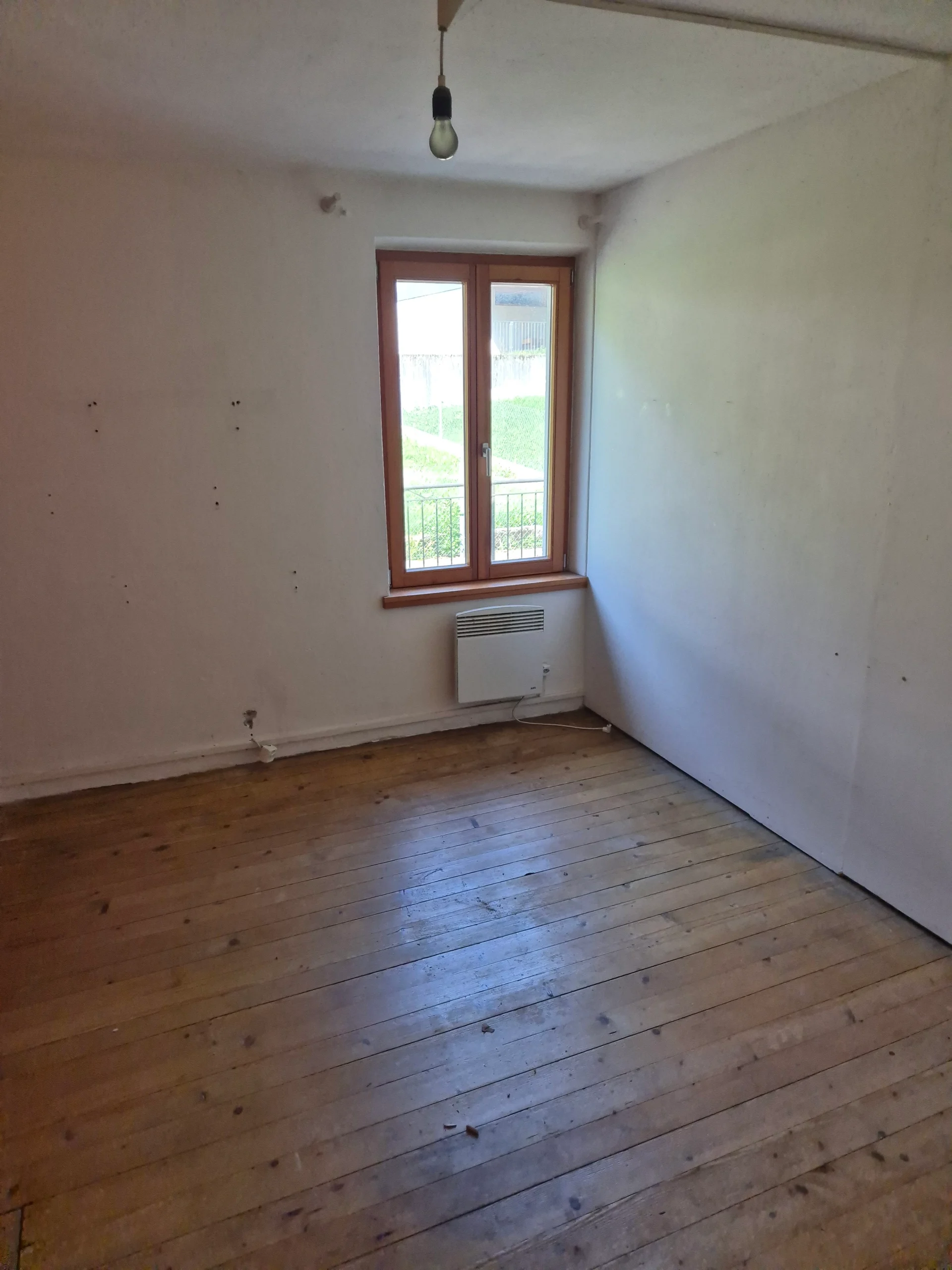 Leeres Zimmer mit Holzfußboden