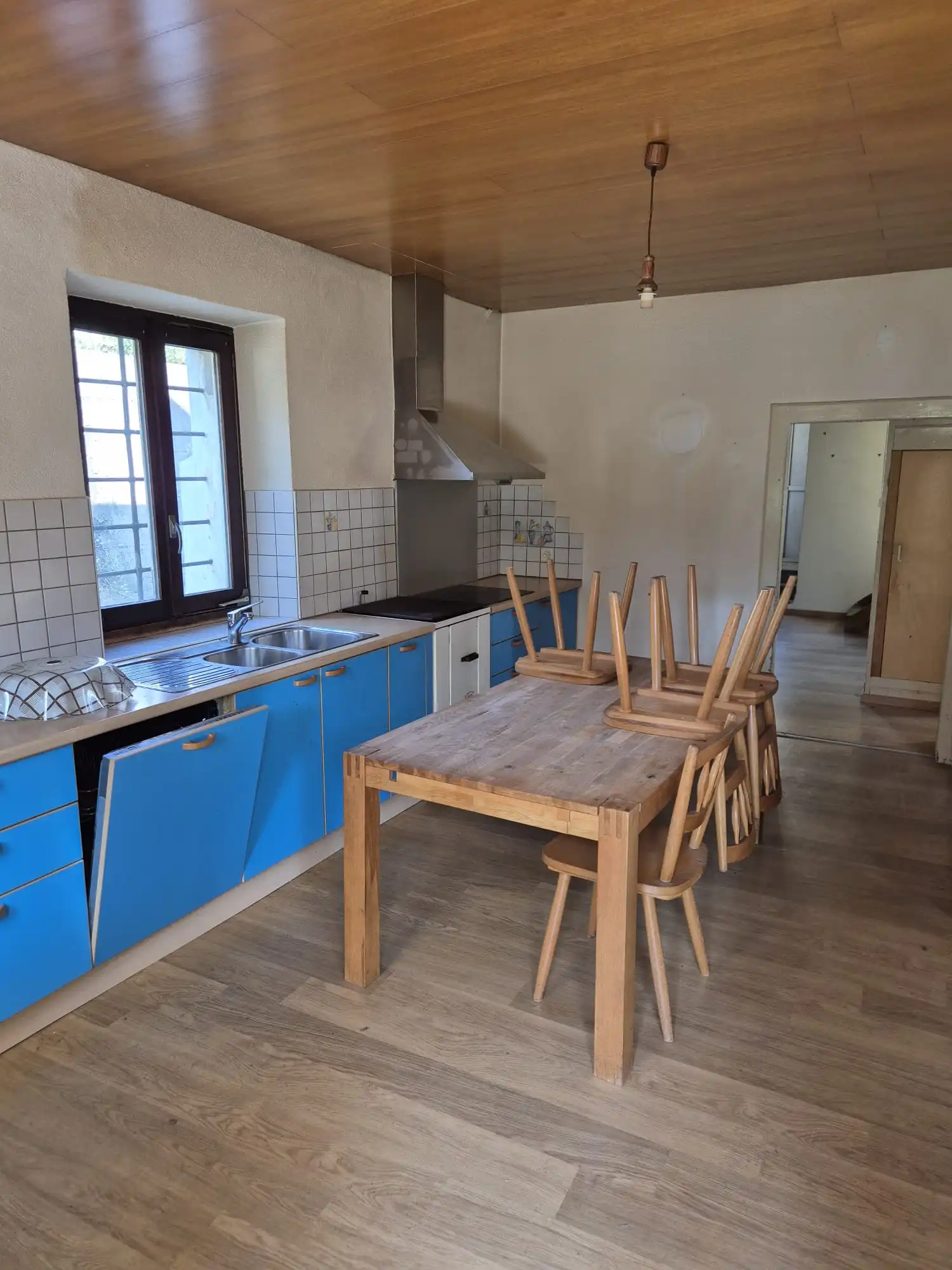 Küche mit blauen Fronten und Holztisch