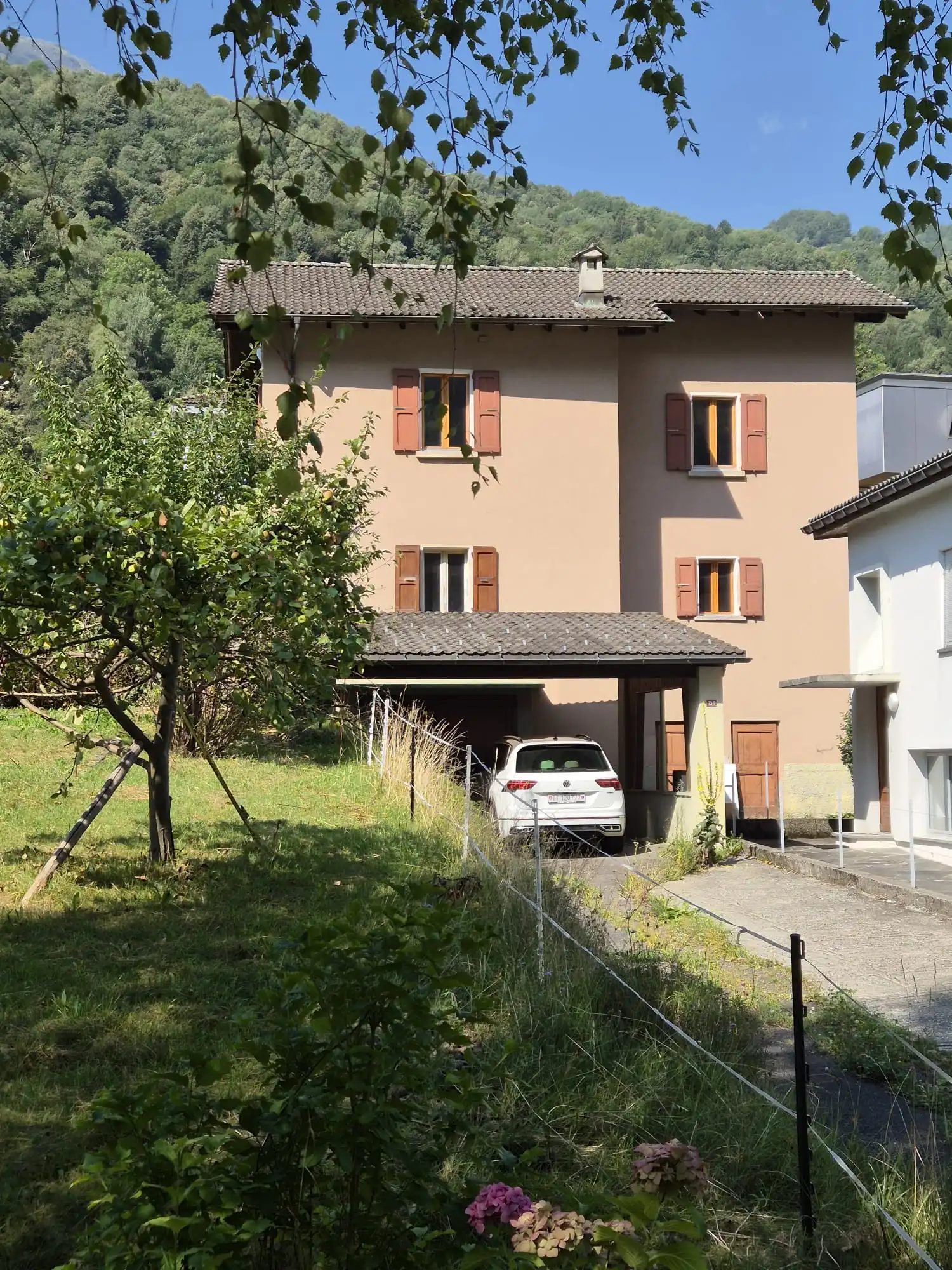 Landhaus mit Carport in grüner Hanglage