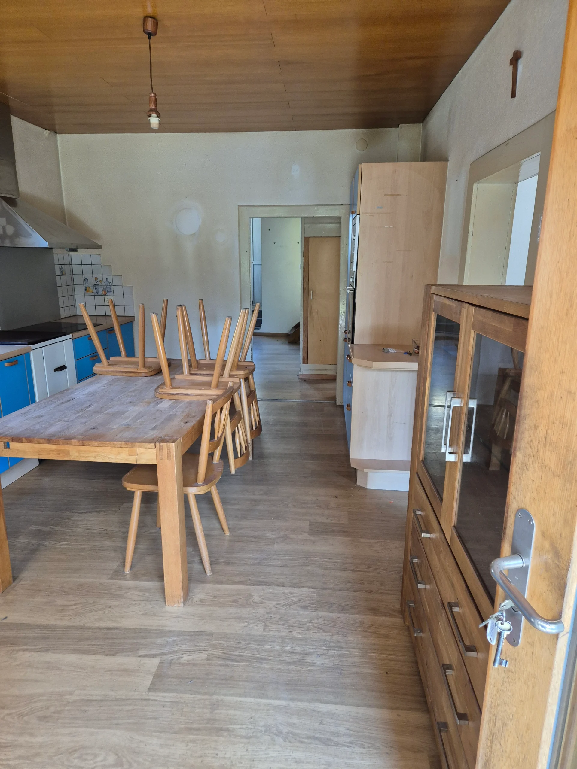 Ältere Küche mit Holz- und Blauakzenten