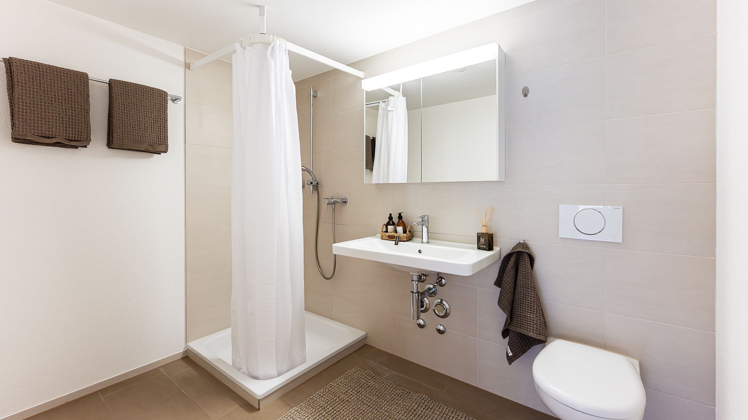 Modernes Badezimmer mit Dusche und Wand-WC