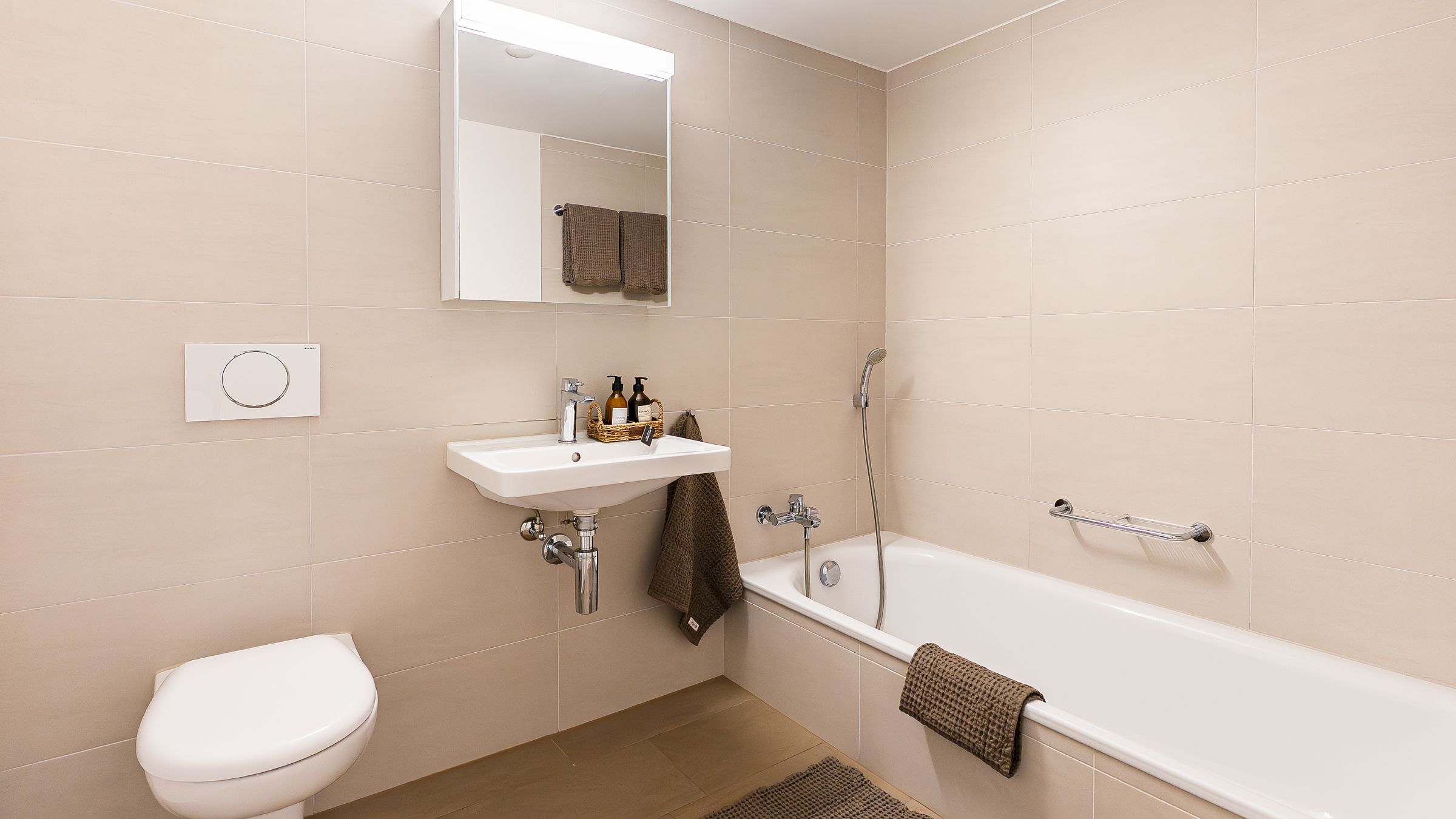 Modernes Badezimmer mit Badewanne und wandhängendem WC