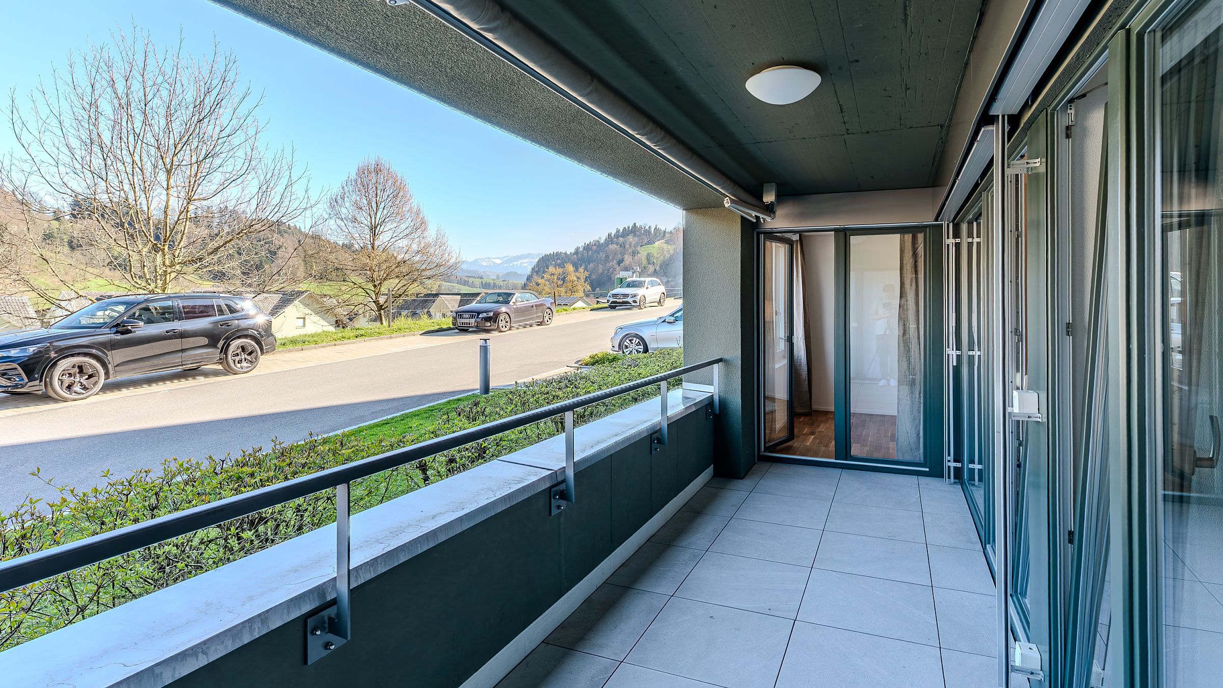 Überdachter Balkon mit Bergblick