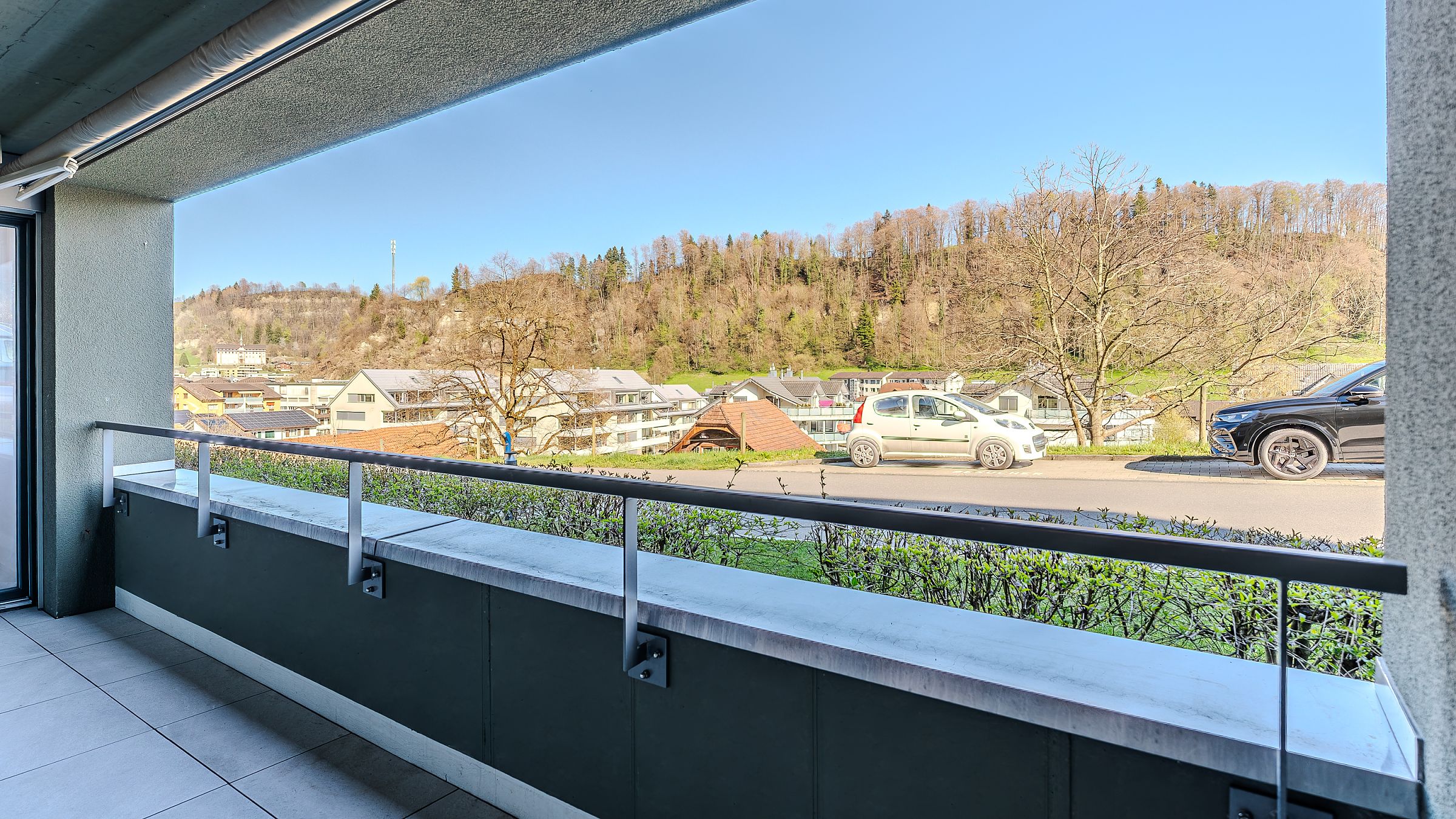 Balkon mit Weitblick ins Tal
