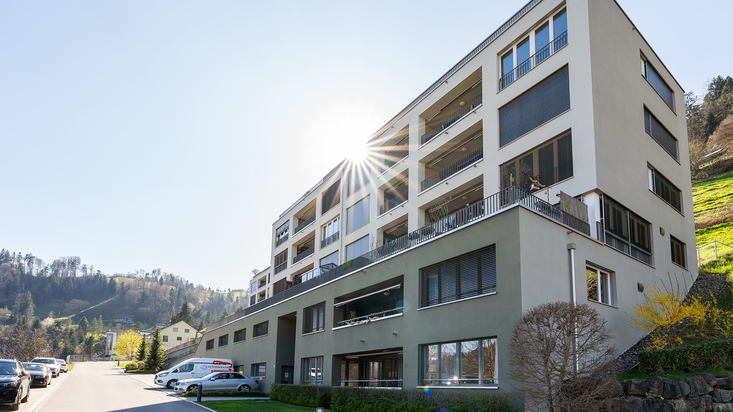 Mehrfamilienhaus in Hanglage